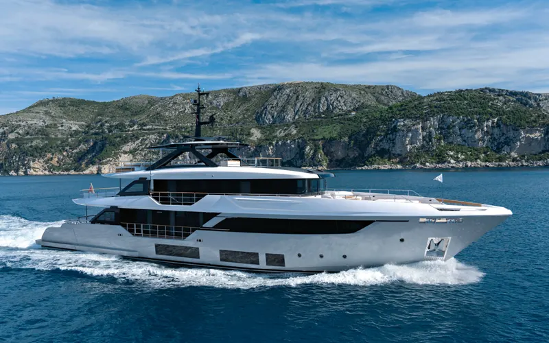 Custom Line Navetta 38, le super yacht signé Ferretti