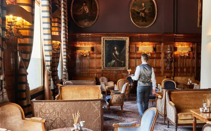 Dans l’univers feutré du 1913, le bar le plus élégant de la Côte d’Azur