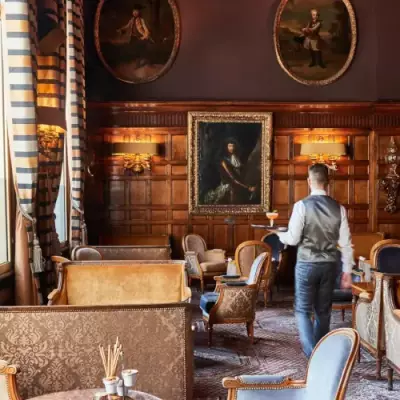 Dans l’univers feutré du 1913, le bar le plus élégant de la Côte d’Azur